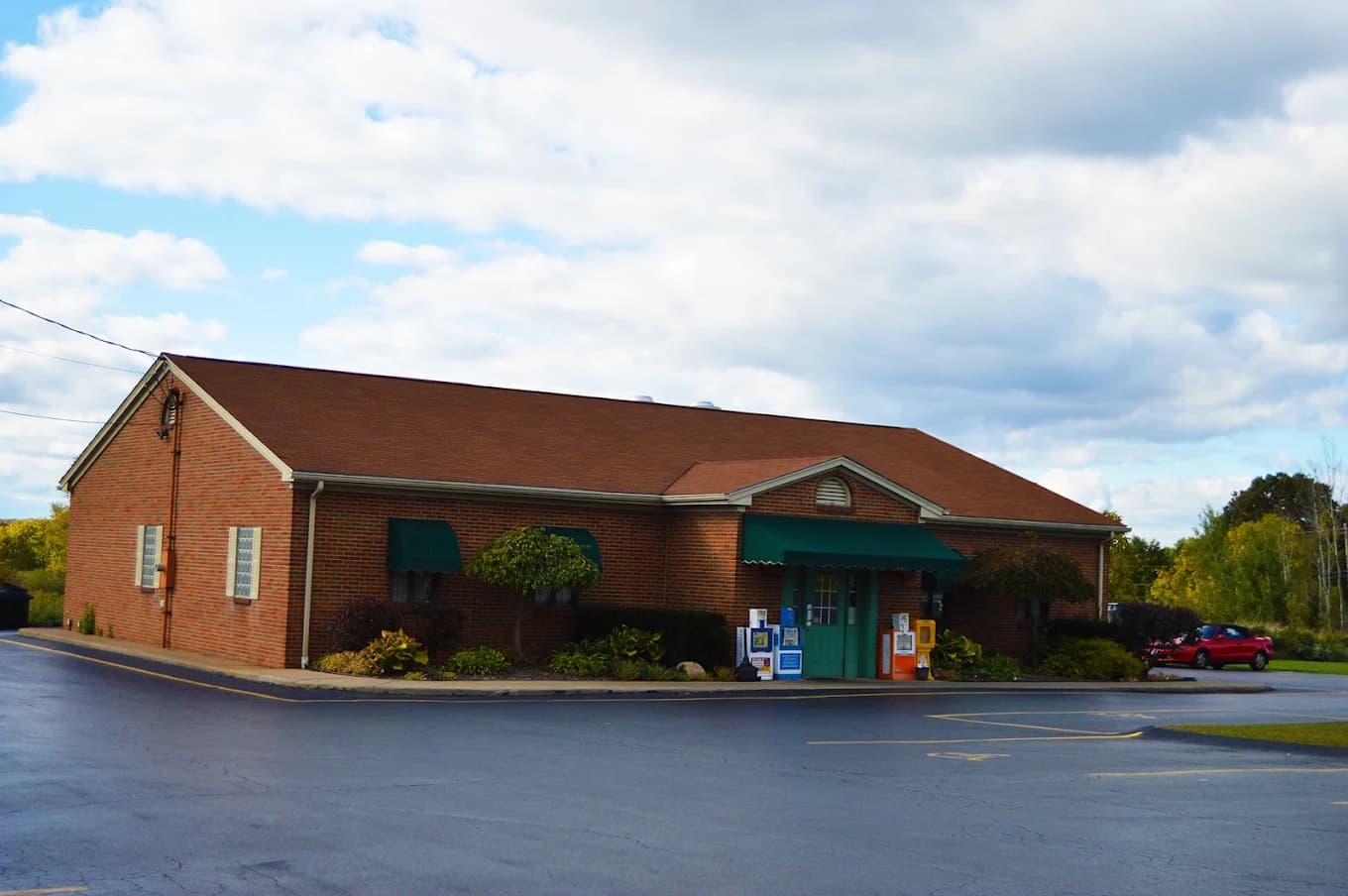 Exterior of Raptis Family Restaurant on Niles-Cortland Road in Warren, Ohio